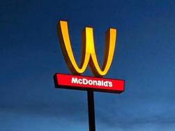 Ngày 8/3, McDonald’s tôn vinh phụ nữ bằng cách… lật ngược logo