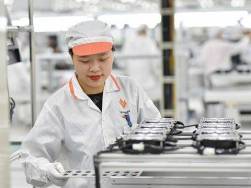 Bên trong nhà máy sản xuất điện thoại VinSmart