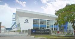 Thứ trưởng Bộ Nông nghiệp Mỹ ấn tượng với siêu nhà máy sữa của Vinamilk