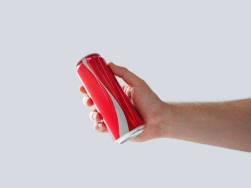 Coca-Cola bỏ logo để khuyến khích mọi người ngừng phán xét người khác