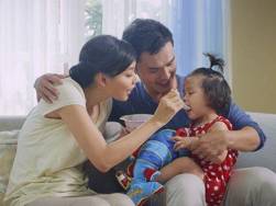 “Người thứ 3” – Phim quảng cáo gây xúc động cho hàng triệu ông bố, bà mẹ Việt