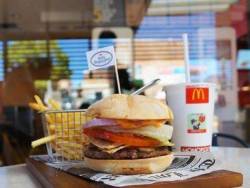 Hamburger tận nơi, tăm xỉa răng tận miệng