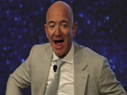 Gần 100.000 người ký 2 kiến nghị không cho tỉ phú Jeff Bezos trở lại trái đất