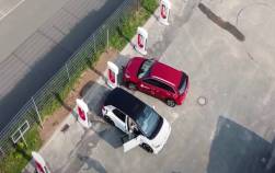 Động thái mới của Tesla vô tình giúp VinFast có thể đứng trên vai người khổng lồ, tăng tốc doanh số bán xe điện tại thị trường Bắc Mỹ và châu Âu