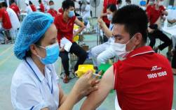 Phó thủ tướng chỉ đạo ưu tiên tiêm vắc xin COVID-19 cho nhóm lái xe, shipper