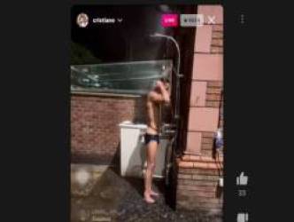 (Clip) Cristiano Ronaldo livestream cảnh tắm lộ thiên khiến hàng trăm nghìn fan bấn loạn