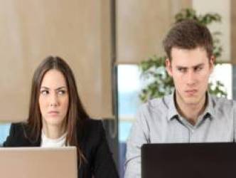 Dùng “găng tay nhung” hay “nắm đấm thép”?