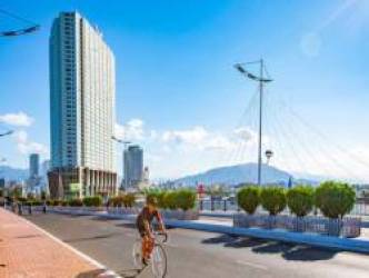 Giá phòng khách sạn tăng chóng mặt, hãng bay báo hoãn chuyến hẳn 1 ngày