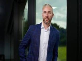 21 tuổi không vay được ngân hàng, 18 năm sau mua đứt nơi từng từ chối mình