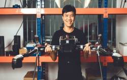 Cậu bé móc giun, nhặt rác trên dòng kênh đen Nhiêu Lộc thành Tiến sĩ kinh tế, người Việt đầu tiên xuất khẩu máy bay không người lái sang Mỹ