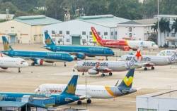 Giá vé cao ngất vì sao các hãng bay vẫn kêu lỗ?