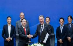 Con trai tỷ phú Phạm Nhật Vượng lần đầu xuất hiện và đi kí kết với vai trò Phó Tổng giám đốc VinFast