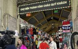 Livestream cùng TikToker, sạp hàng kẹo mứt chợ Bến Thành phải ngừng bán vì khách chốt đơn quá nhiều