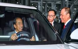 Tỉ phú Phạm Nhật Vượng cầm lái đưa Tổng thống Indonesia thăm nhà máy VinFast