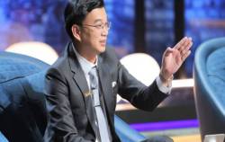 Một số người ngại về quê ăn Tết vì vé tàu xe cho cả nhà lên tới 20 – 30 triệu đồng, lại thêm kỳ vọng “cho người này, người kia một ít”