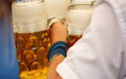 Mặc làn sóng từ chối uống rượu bia, nhiều công ty bỏ túi hàng chục tỷ USD/năm