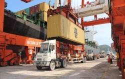 Doanh nghiệp xuất nhập khẩu gặp ‘bão phí’ ở đường biển