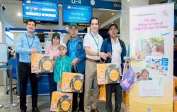 GULU FOODS tặng quà cho người lao động trên chuyến bay đoàn viên