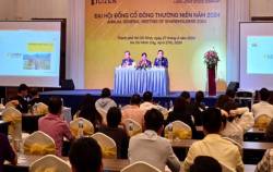 “Lần đầu tiên trong đời tôi thấy xài càng nhiều tiền, càng được khen”.