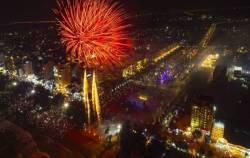 Dòng người nườm nượp đổ về Quảng trường biển xem Lễ hội biển Sầm Sơn