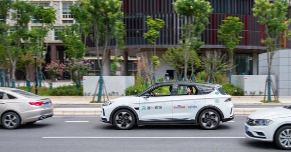 Tài xế taxi truyền thống lo xe tự lái ‘cướp bát cơm’