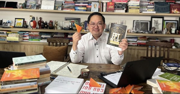 Ông Hoàng Nam Tiến livestream bán sách