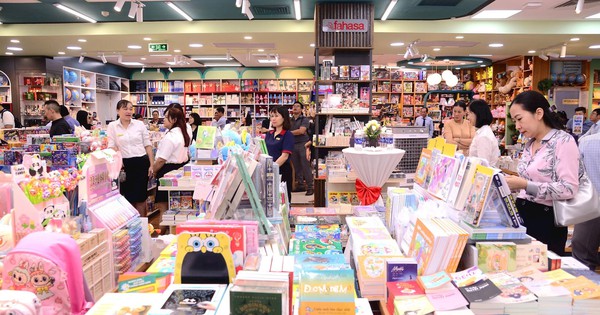Ồ ạt mở hơn 7 nhà sách mới từ đầu năm, Fahasa thu về hơn 12 tỷ đồng mỗi ngày trong quý 2/2024