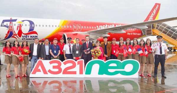 Tàu bay kỷ niệm 50 năm quan hệ ngoại giao Việt – Pháp về tới Tân Sơn Nhất