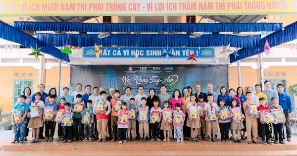 Dự án “Nối vòng tay ấm” triển khai hỗ trợ trẻ em đến trường hậu bão